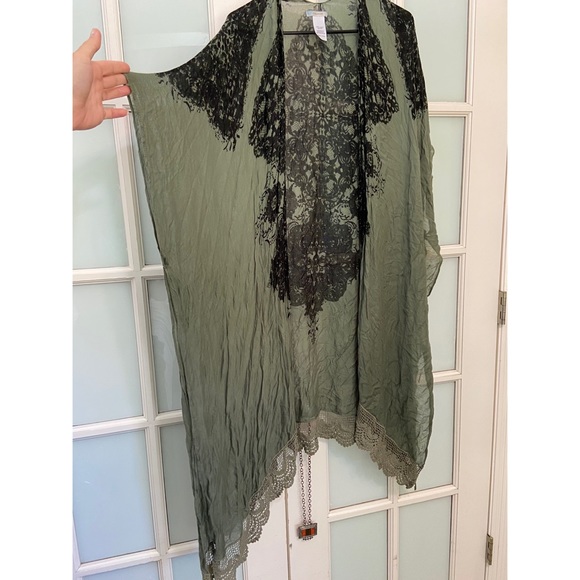 🌸3 for $15🌸 Olive Green Patterned Ruana - Picture 4 of 5
